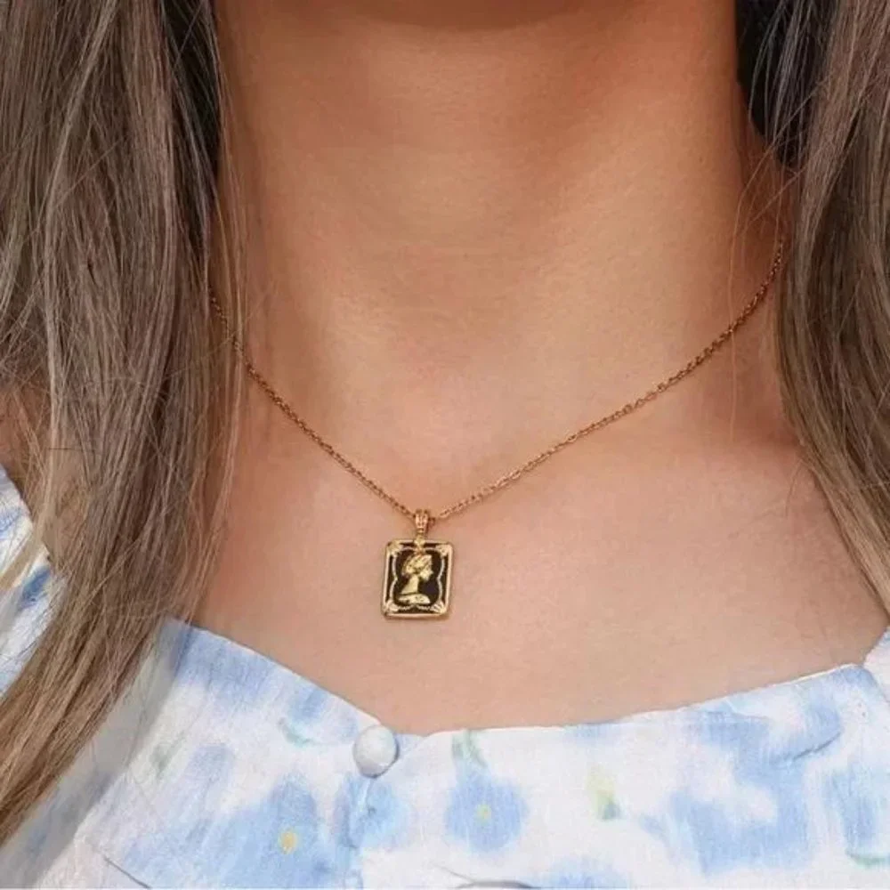 NEW QUEEN 18K GOLD SQUARE PENDANT NECKLACE, NICE NECKLACE, CUTE NECKLACE - Picture 2 of 6